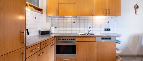 雪櫃、微波爐、焗爐、爐具