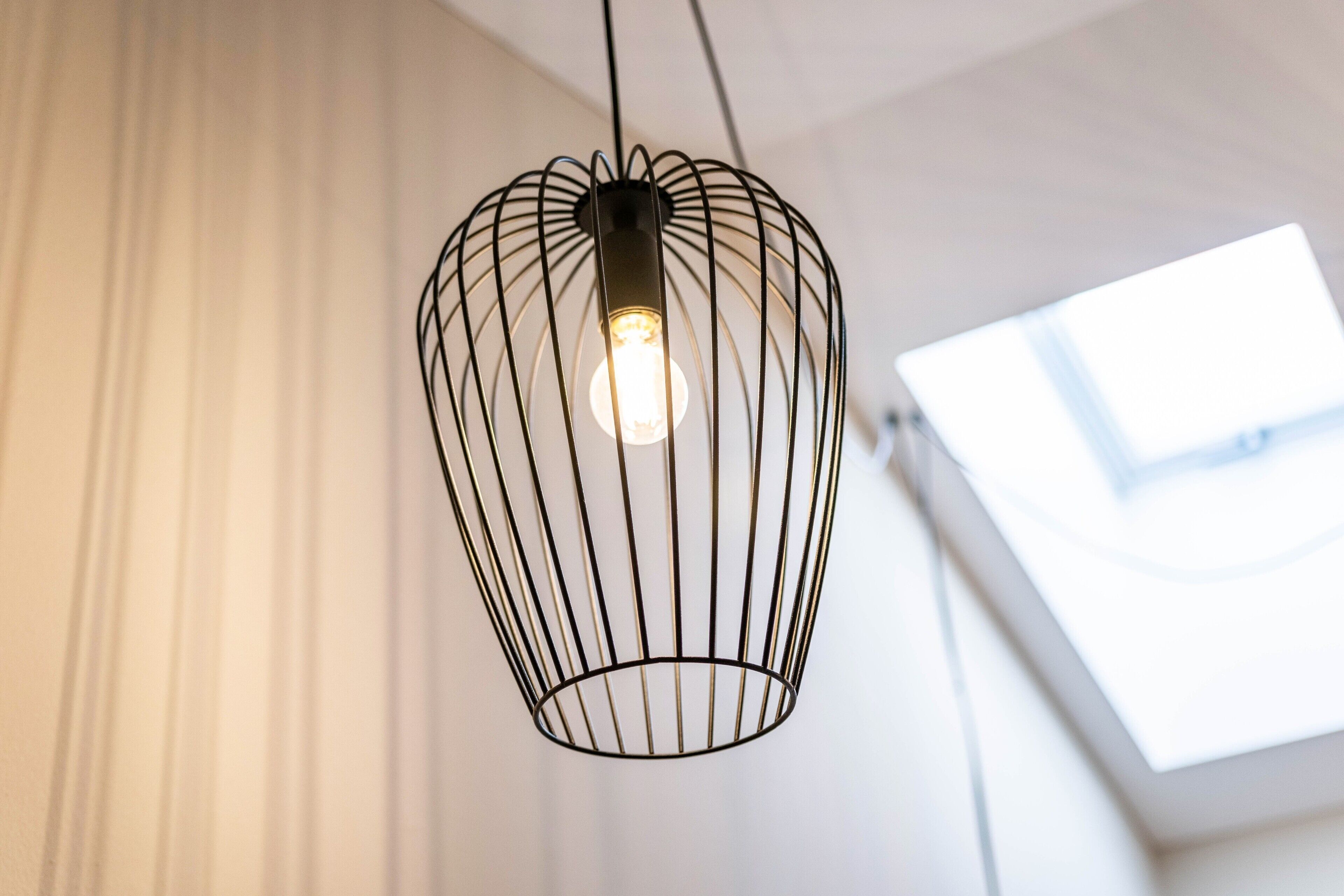En lampe med synlig pære.