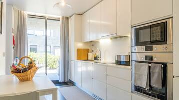 冷蔵庫、電子レンジ、オーブン、コンロ