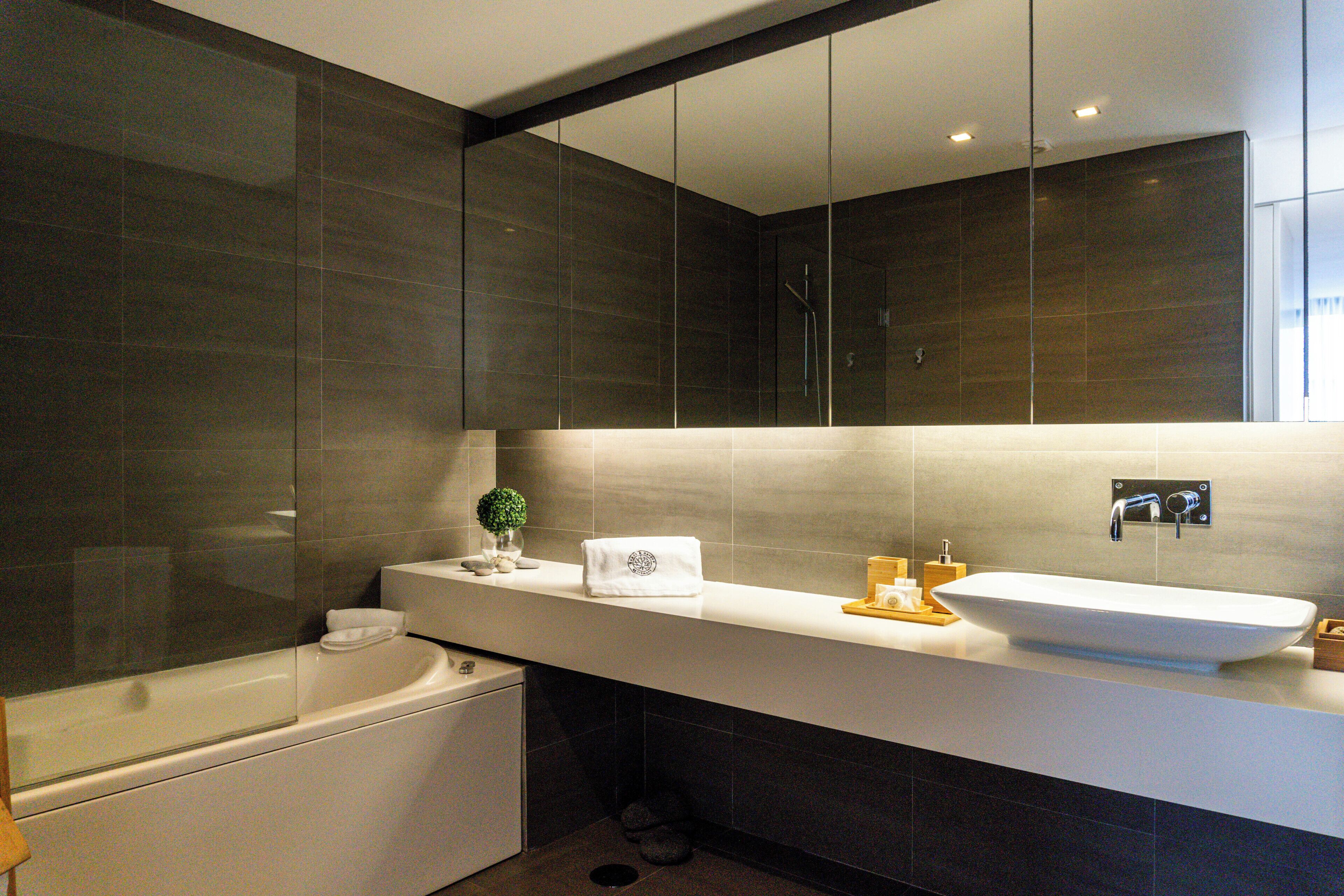 Dusche, Whirlpool, Haartrockner, Bidet