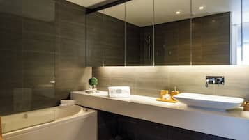 Dusche, Whirlpool, Haartrockner, Bidet