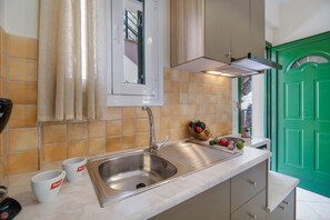 Fridge, oven, stovetop, cookware/dishes/utensils