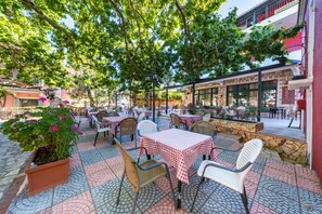 Outdoor dining - Room "Studio" with Shared Terrace, Wi-Fi and Air Conditioning (Parga)