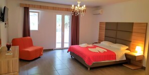 1 bedroom, free WiFi, bed sheets - Room "Studio" with Shared Terrace, Wi-Fi and Air Conditioning (Parga)