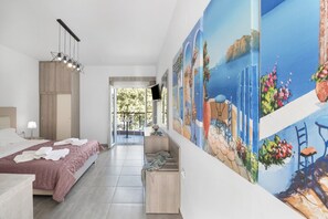 Una habitación de hotel moderna con cama, escritorio, silla, televisor y un cuadro grande en la pared.