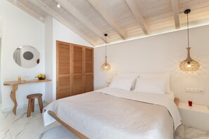 Quarto com cama, cabeceira de madeira, mesa de cabeceira e luminária na parede.