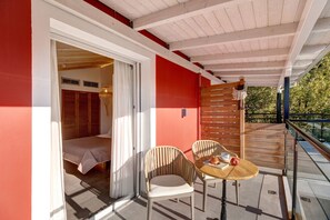 Outdoor dining - Room 'Deluxe Loft - B' with Shared Terrace, Wi-Fi and Air Conditioning (Parga)