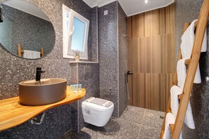 Shower, hair dryer, towels