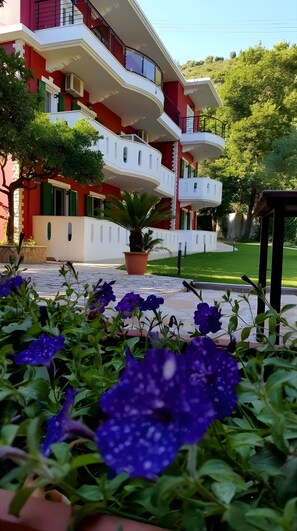 Property grounds - Room 'Deluxe Loft - B' with Shared Terrace, Wi-Fi and Air Conditioning (Parga)