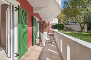 Outdoor dining - Apartment 'A Standard Two-Bedroom' with Shared Terrace, Wi-Fi and Air Conditioning (Parga)