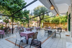 Outdoor dining - Apartment 'A Standard Two-Bedroom' with Shared Terrace, Wi-Fi and Air Conditioning (Parga)