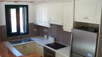 Jääkaappi, mikroaaltouuni, uuni, liesi