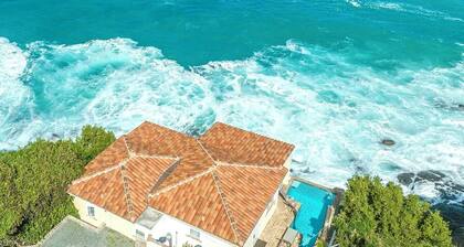 Enjoy amazing sea views, private pool & Caribbean breezes from this 2 bd villa!