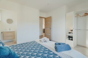 3 bedrooms, iron/ironing board, free WiFi, bed sheets