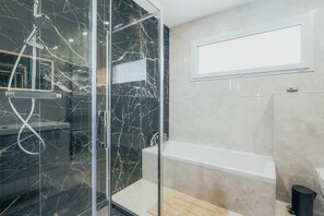 Dusche, Haartrockner, Handtücher