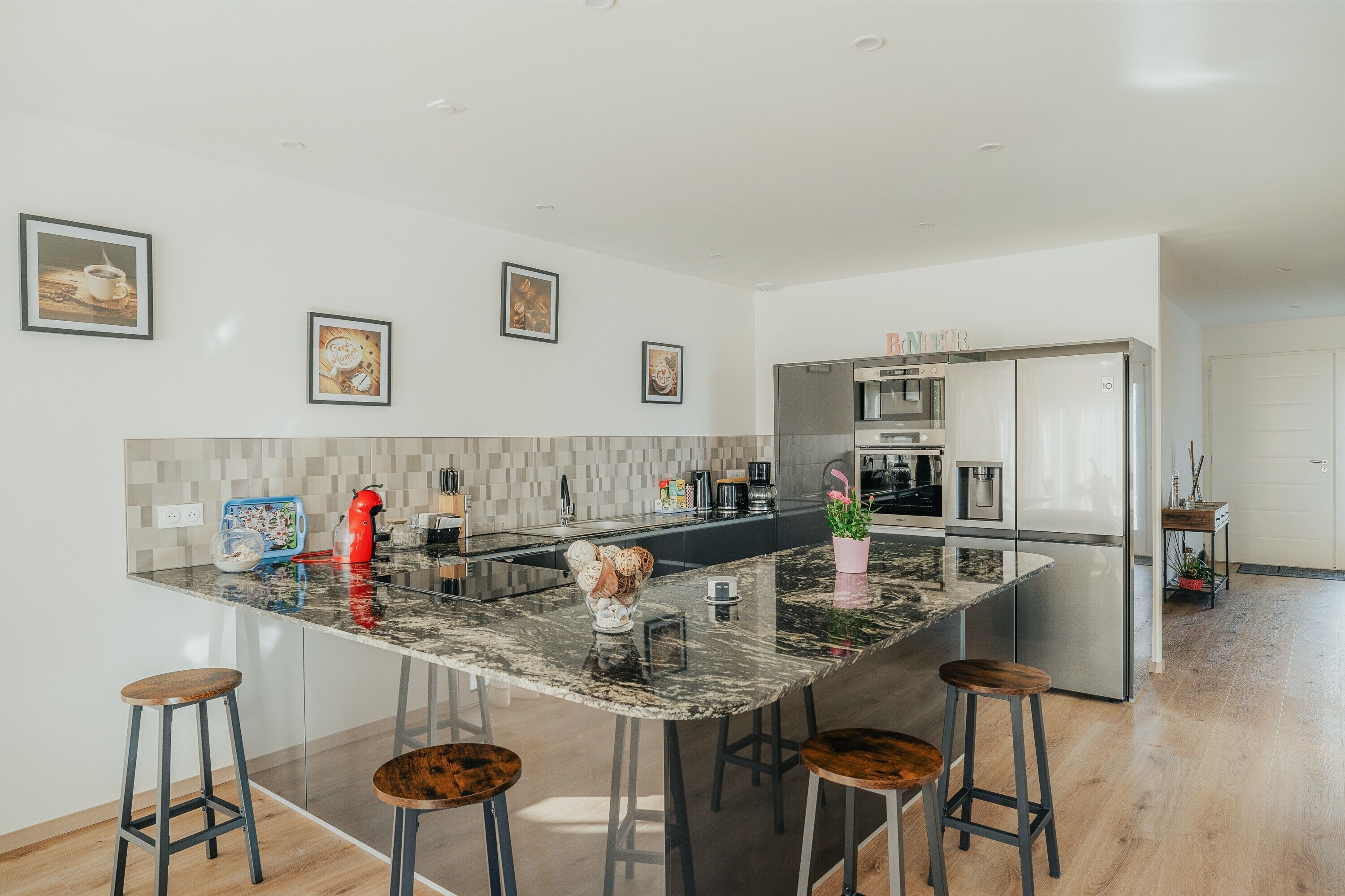 Kühlschrank, Mikrowelle, Ofen, Herdplatte