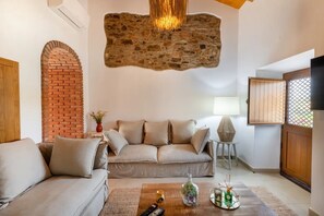 TV - Holiday Home 'Casa Do Avô - Vale Luís Neto' with Mountain View, Wi-Fi and Air Conditioning (Loulé)