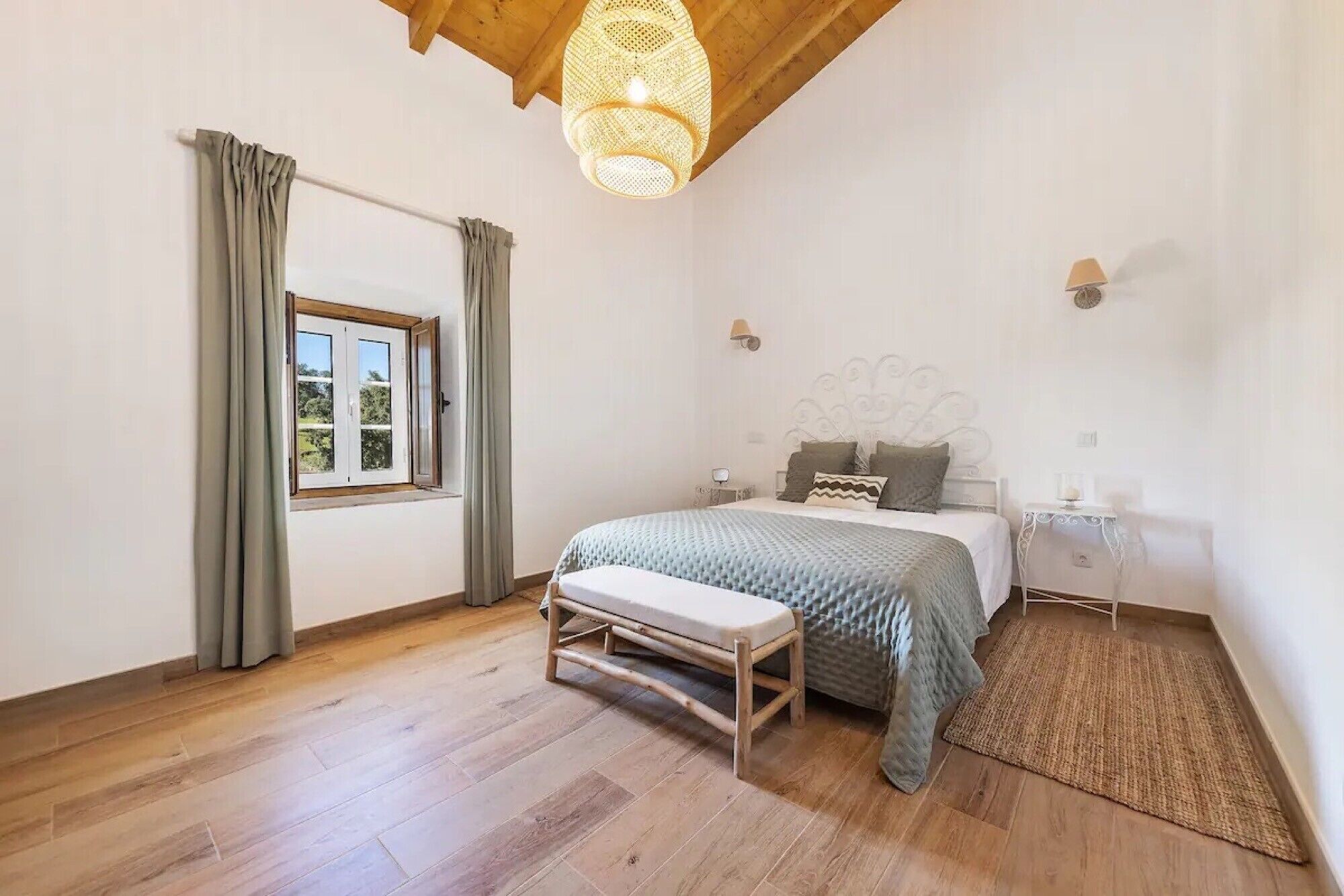 4 bedrooms, iron/ironing board, free WiFi, bed sheets