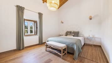 4 bedrooms, iron/ironing board, free WiFi, bed sheets