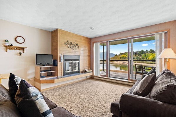 TV, fireplace