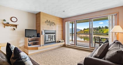 Quiet, Peaceful Condo Just Steps Away From Lake Dillon w/ Fireplace & Balcony