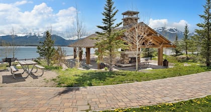 Quiet, Peaceful Condo Just Steps Away From Lake Dillon w/ Fireplace & Balcony