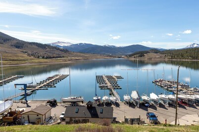 Quiet, Peaceful Condo Just Steps Away From Lake Dillon w/ Fireplace & Balcony