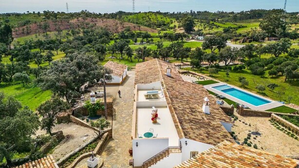 A villa with a swimming pool, terracotta roof, and a view of the surrounding countryside. - Holiday Home 'Casa Do Poço - Vale Luís Neto' with Mountain View, Wi-Fi and Air Conditioning (Loulé)