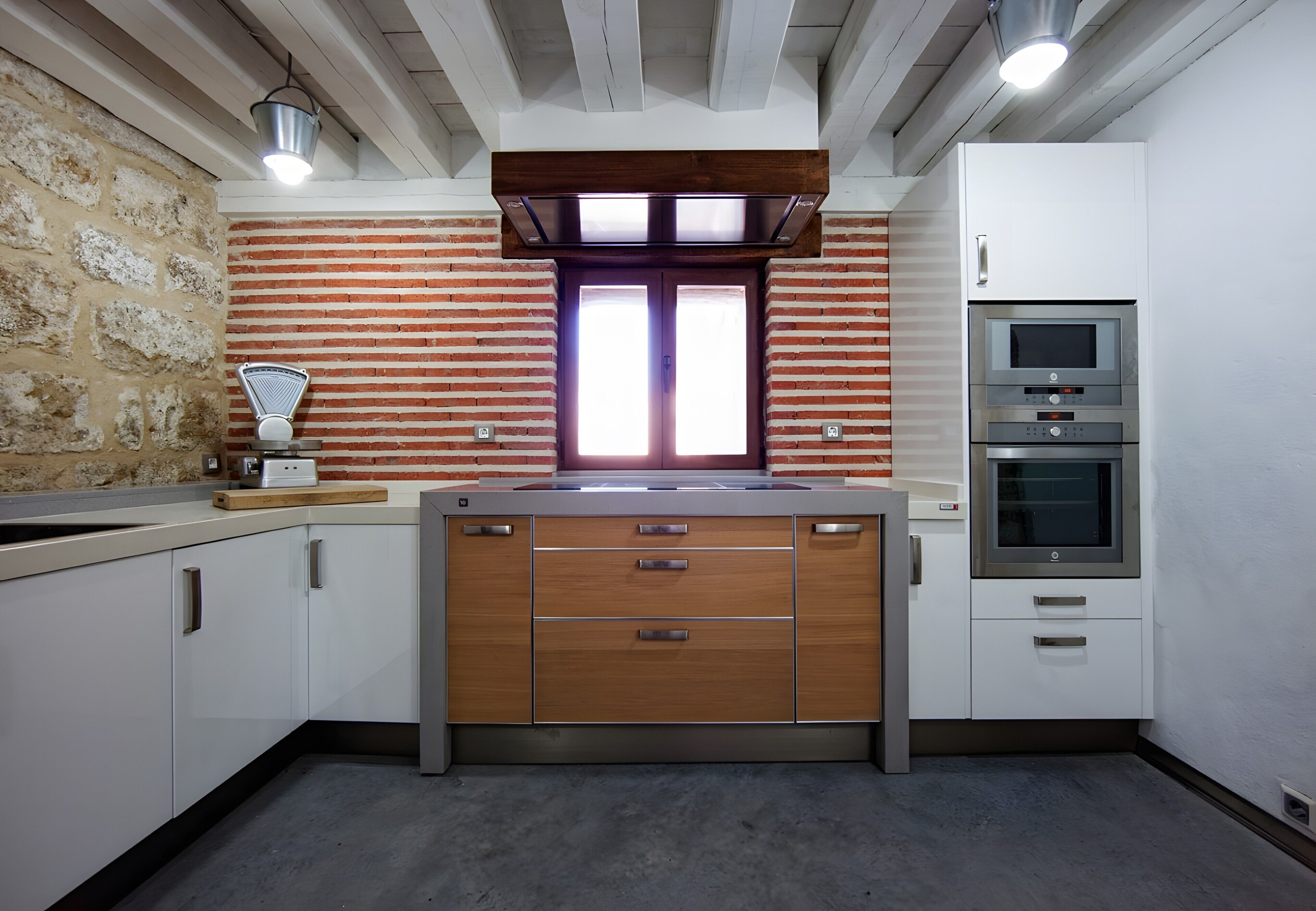 Jääkaappi, mikroaaltouuni, uuni, liesi