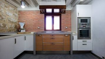 Jääkaappi, mikroaaltouuni, uuni, liesi