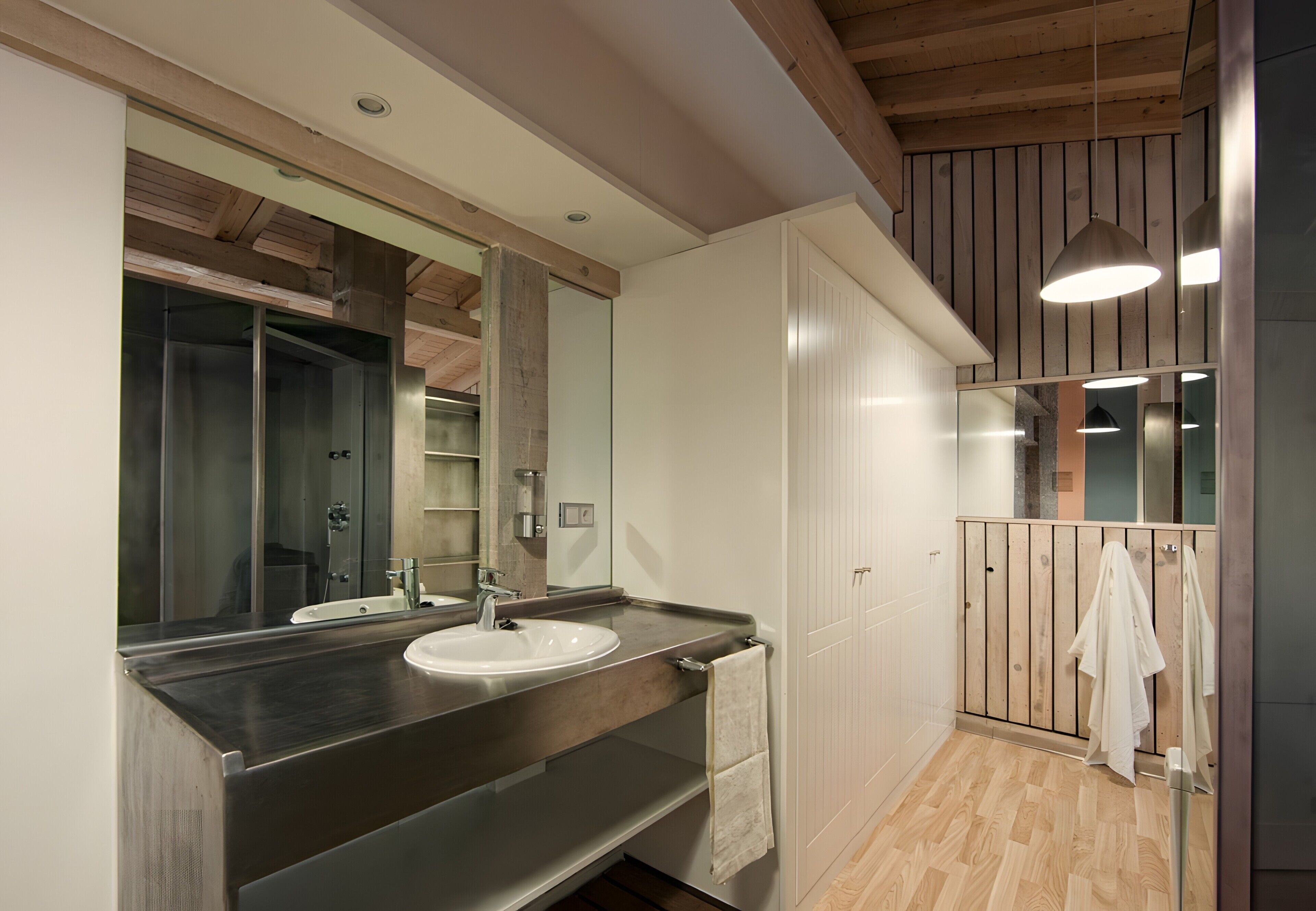 Suihku, hiustenkuivaaja, pyyhkeet