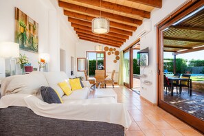 Una televisión, una chimenea