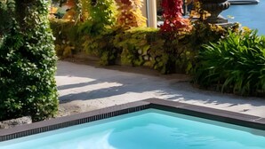 A rectangular outdoor pool with a wooden deck surrounding it. - Holiday Home 'Greg's House' with Private Pool, Garden and Wi-Fi (Santa Lucia)