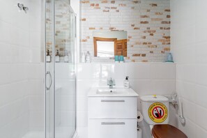 Douche, sèche-cheveux, serviettes fournies