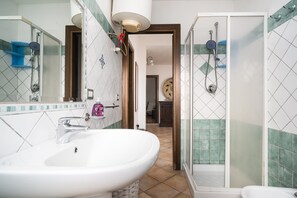 Douche, sèche-cheveux, serviettes fournies