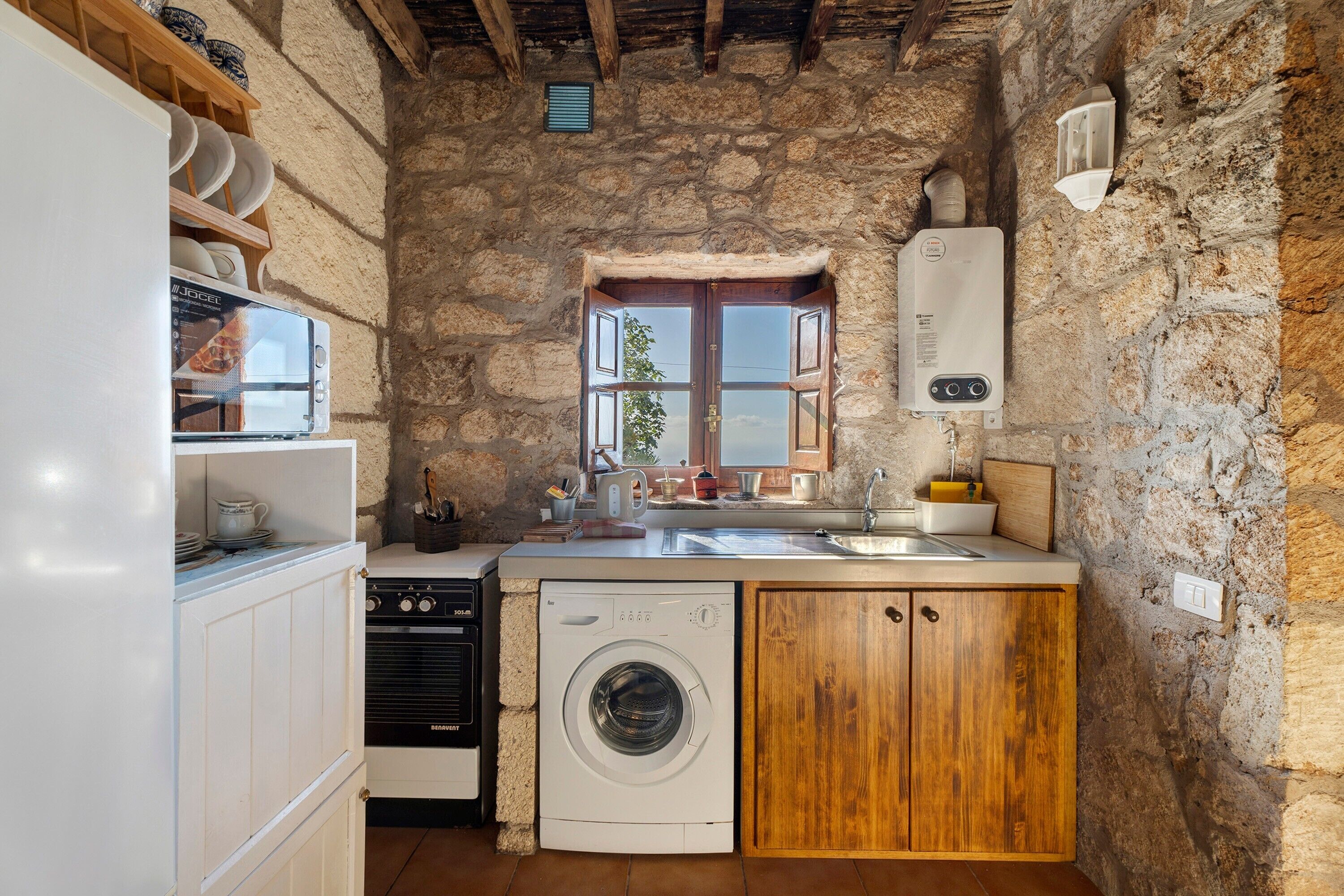 Jääkaappi, mikroaaltouuni, liesi, kahvin-/teenkeitin