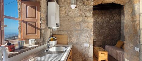 冷蔵庫、電子レンジ、コンロ、コーヒー / ティーメーカー