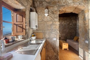 Fridge, microwave, stovetop, coffee/tea maker - Vacation Apartment 'Eco Holidays House Races' with Private Terrace, Private Garden and Wi-Fi (Fasnia)
