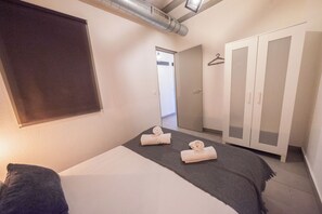 2 chambres, fer et planche à repasser, Wi-Fi, draps fournis