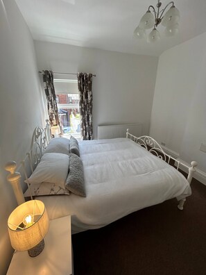 4 bedrooms, iron/ironing board, free WiFi, bed sheets