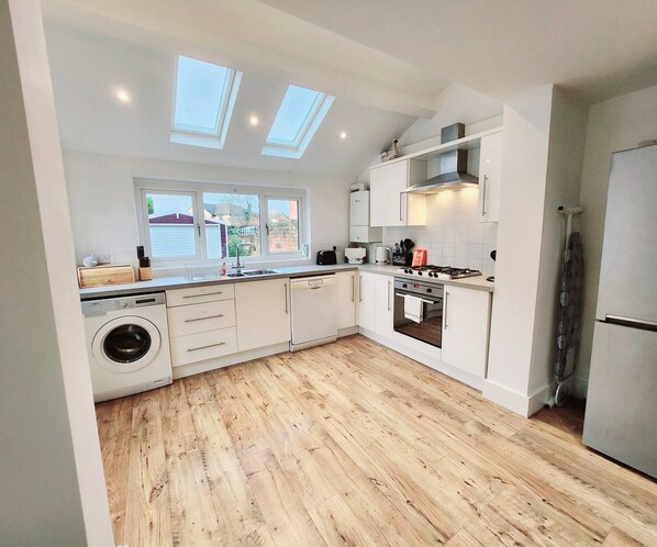 Een koelkast, een microgolfoven, een oven, een kookplaat