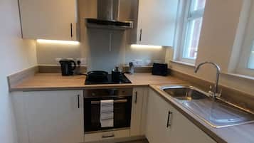 Kjøleskap, ovn, kokeplater og oppvaskmaskin