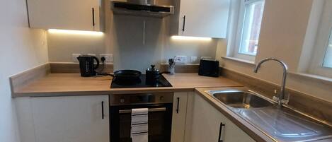 Frigorífico, horno, placa de cocina y lavavajillas