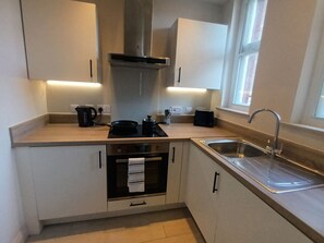 Een koelkast, een oven, een kookplaat, een vaatwasser