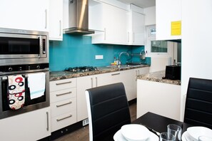 Fridge, microwave, oven, dishwasher - Stylish Retreat: 3BR Bungalow in Central Leicester (Leicester)