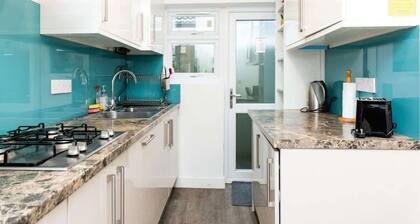 Stylish Retreat: 3BR Bungalow in Central Leicester