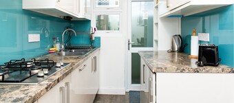 Stylish Retreat: 3BR Bungalow in Central Leicester