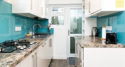 Stylish Retreat: 3BR Bungalow in Central Leicester
