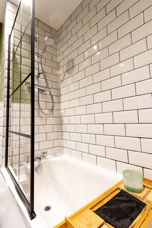 Sèche-cheveux, serviettes fournies, savon, shampoing