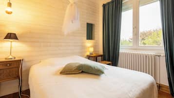 4 bedrooms, iron/ironing board, free WiFi, bed sheets